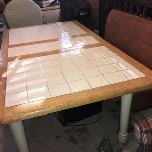 Tiled Dining table w/ center leaf.